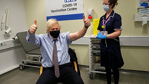 بوريس جونسون يتلقى ثاني جرعات لقاح «أسترازينيكا» المضاد لكورونا