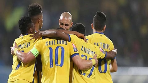 نجم باشاك شهير يكيل المديح إلى مدرب النصر «العظيم»