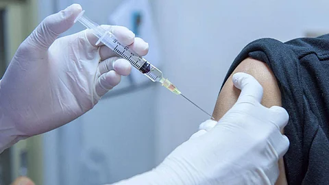 «الصحة» توصي باستمرار تطبيق الاحترازات بعد أخذ لقاح كورونا