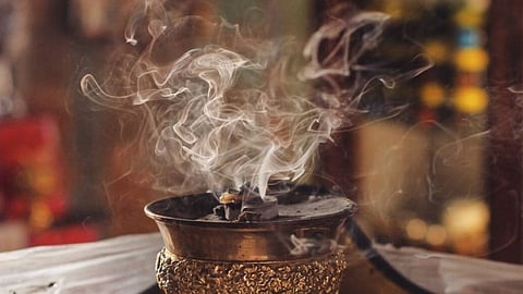 «النمر» يحذر من طريقة في استخدام البخور ويعدّد مخاطر استنشاقه