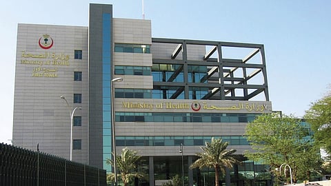 الصحة: لقاح كورونا لا يجعل نتيجة مسحة الفيروس إيجابية