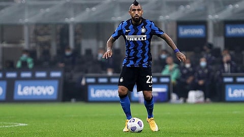 مستفيدًا من أزمة إنتر ميلان.. النصر يسعى لضم أرتورو فيدال