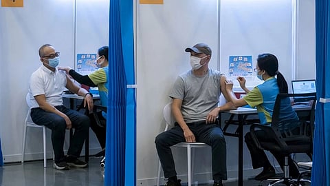دول تشجع تلقي لقاح كورونا بـ«منح مالية بتذاكر طيران»