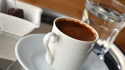 دراسة تحذر: شرب 4 أكواب قهوة يوميًا تضاعف خطر الإصابة بـ«الغلوكوما»