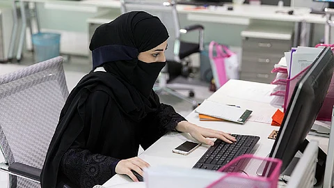 انتعاش سوق التعليم الإلكتروني بالسعودية.. وتوقعات بتحقيقه مليار دولار أرباحًا