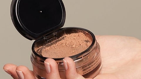 البودرة المعدنية.. عصا سحرية لبشرة مثالية