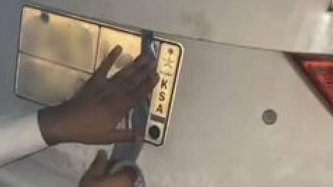 سائق يطمس لوحات مركبته ويوثقها بفيديو.. ومرور الشرقية يضبطه