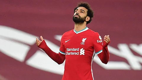 مدافع أستون فيلا ينصح صلاح بالبقاء في «ليفربول»