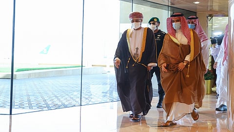 وزير الخارجية يرحب بنظيره العماني في الرياض
