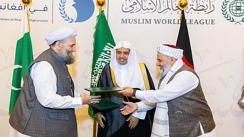 صور توثق لحظة توقيع علماء أفغانستان وباكستان إعلان السلام بالسعودية