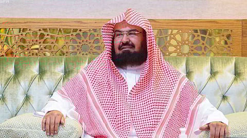 السديس يدشن روبوت توزيع ماء زمزم بتقنية الذكاء الاصطناعي