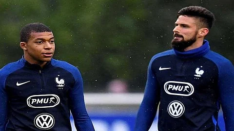 حرب كلامية تشعل الصراع بين مبابي وجيرو في المنتخب الفرنسي