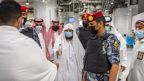 «السديس» يشارك في توزيع عبوات مياه زمزم على المعتمرين