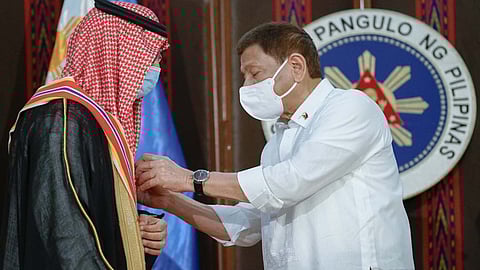 بالصور.. رئيس الفلبين يقلد السفير السعودي أعلى وسام بالبلاد