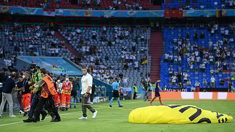 استخدم «باراموتور» لاقتحام إليانز آرينا.. الشرطة تكشف هوية «رجل المظلة»