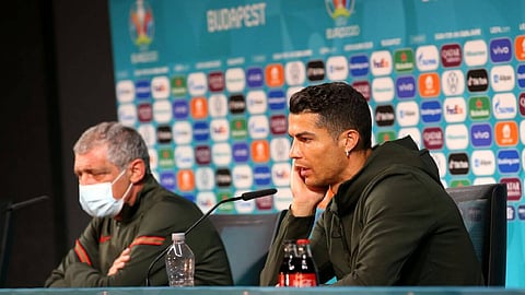 بالفيديو.. تصرف من رونالدو يكلف «كوكاكولا» 4 مليارات دولار