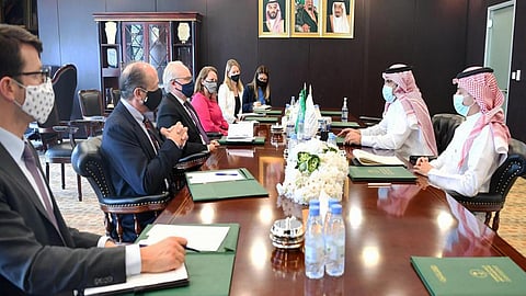 السفير السعودي باليمن يبحث مع المبعوث الأمريكي وقف إطلاق النار