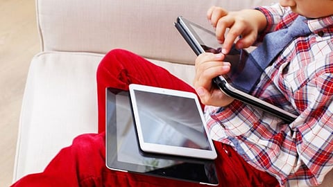وزارة الصحة تحدِّد المدة المناسبة لجلوس الأطفال أمام الأجهزة الإلكترونية