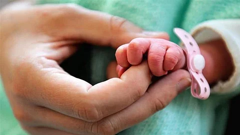 ثلاث شقيقات يلدن ثلاثة أطفال في 3 أيام متتالية