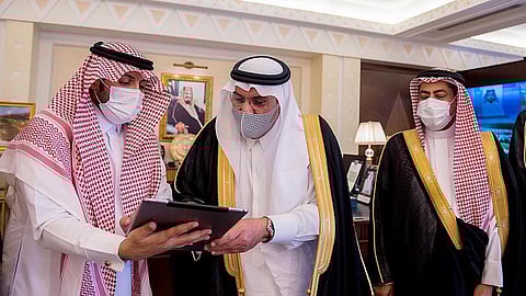 أمير القصيم يطلق ثاني مراحل الخدمات الذاتية لموظفي المحافظات