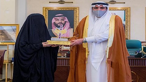 أمير القصيم يكرم الطالبة الكفيفة المجيدل ويوجه بضمها إلى «شقائق الرجال»