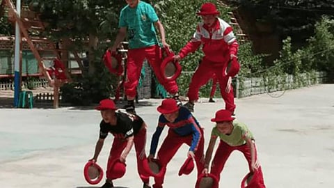 الصين تنظم ألعابًا بهلوانية للترفيه عن الأطفال وتعليمهم