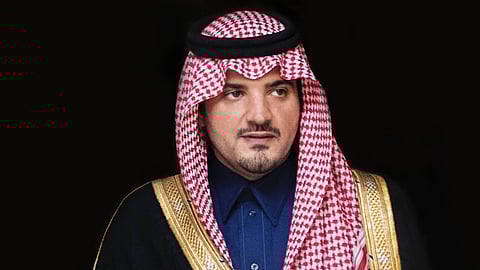 وزير الداخلية يكرم مواطنًا منع نشوب حريق في مبنى بالدمام