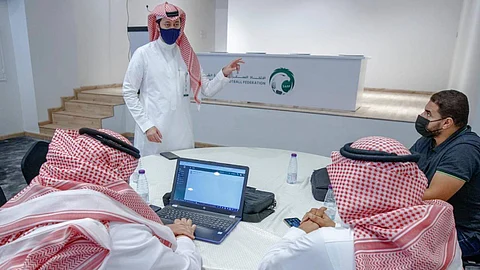 «الاحتراف» تناقش نظام تحديث عقود اللاعبين مع أندية دوري المحترفين