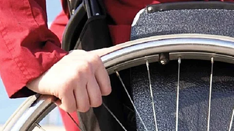 معمرة ألمانية تقطع 100 كيلومتر على كرسي متحرك