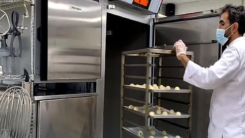 شاب من الأحساء يترك الذهب ويبدع في المخبوزات الأوروبية