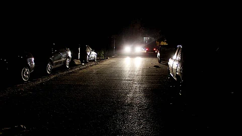 «المرور»: السير ممنوع ليلا دون إضاءة أنوار المركبة