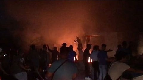 محتجون يقتحمون فروع مصرف لبنان في طرابلس وصيدا
