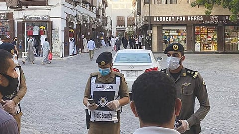 شرطة جازان تضبط مواطنًا كسّر زجاج مركبات وسرق ما بداخلها