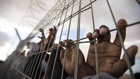 أسرى عوفر يرفضون الطعام تضامنًا مع زملائهم بالسجون الإسرائيلية
