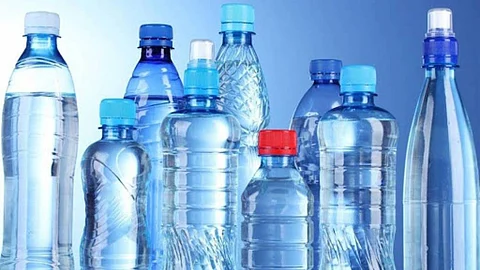 الاستخدام المتكرر لزجاجات المياه البلاستيكية خطر على صحة الإنسان