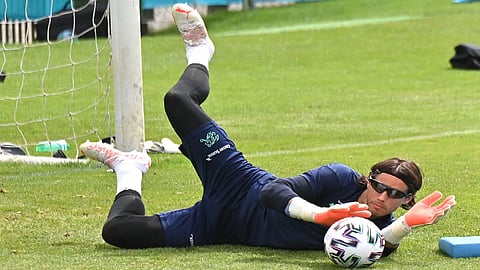 «نظارات الشمس اليابانية».. سلاح سويسري أطاح بفرنسا من «يورو 2020»