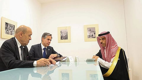 الأمير فيصل بن فرحان يعقد لقاءً رسميًا مع وزيري خارجية فرنسا وأمريكا