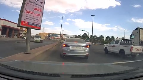 قائد مركبة يعرِّض حياته والآخرين للخطر بعسير.. و«المرور» يضبطه