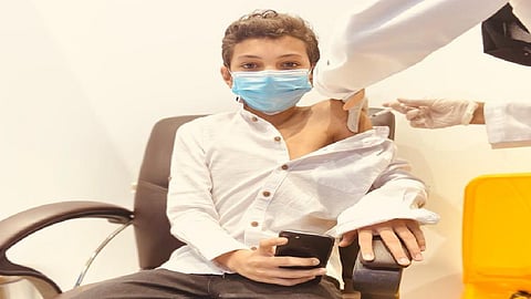 بالصور.. الطلاب يسارعون إلى تلقي لقاح كورونا استعدادًا للدراسة