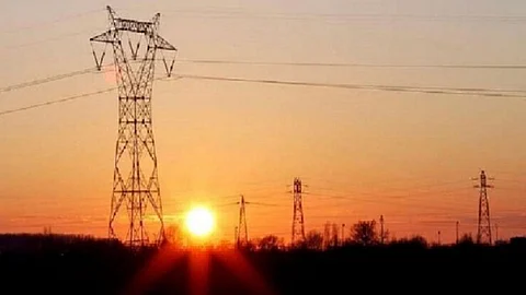 عودة الكهرباء للخدمة بالعراق.. والحكومة تعترف بـ«استهداف مبرمج»