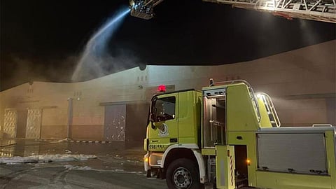 بالصور.. «مدني الدمام» يُخمد حريقًا في مستودع لتخزين المواد الكيماوية