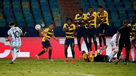 ميسي يهزم رونالدو بسباق الركلات الحرة ويقترب من عرش بيليه