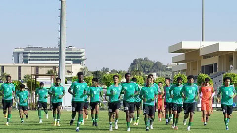 أخضر الشباب يتأهب لموقعة الحسم أمام الجزائر في كأس العرب