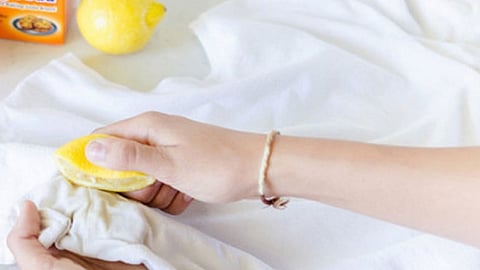 4 طرق للتخلص من بقع مزيل العرق