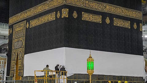 فيديو يوثق لحظات غسل وتعقيم سطح الكعبة المشرفة