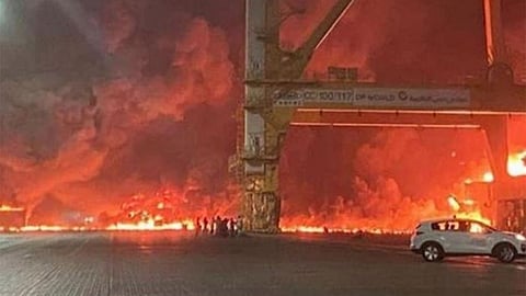 السيطرة على حريق حاوية في ميناء جبل علي دون خسائر بشرية
