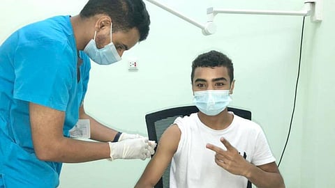 بالصور.. مركز لقاحات كورونا بجامعة جازان يواصل تحصين الطلبة