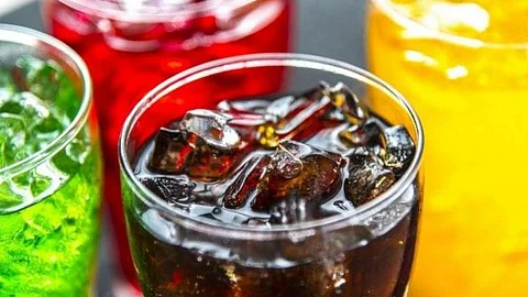 طلاب بريطانيون يستخدمون المياه الغازية لتزييف فحوصات كورونا