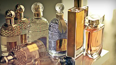 رئيس لجنة بهيئة الغذاء والدواء: العطور المقلدة قد تقود للسرطان