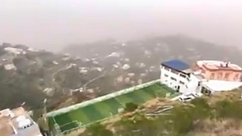 بالفيديو.. سطح منزل يتحول إلى ملعب كرة أعلى قمم فيفاء بجازان